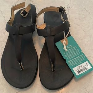 Olukai Ekekeu women’s black leather sand Never worn